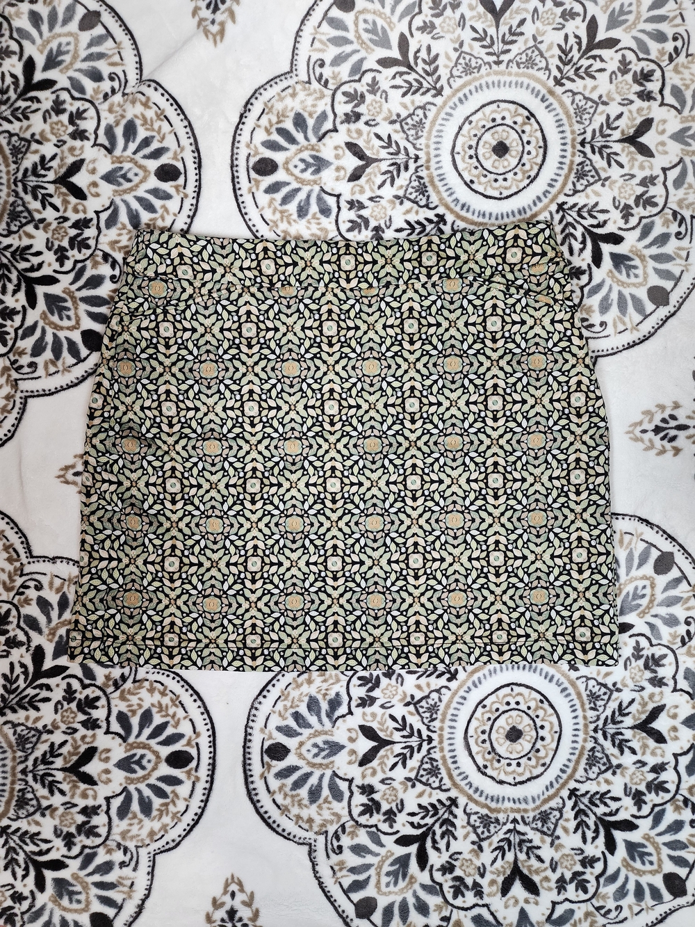 croft & barrow Black, Cream and Pale Green Geometric Skort